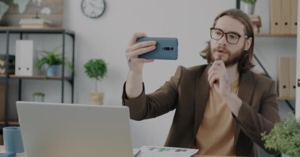 Hombre Negocios Alegre Tomando Selfie Con Vapeo Teléfonos Inteligentes Posando — Vídeos de Stock