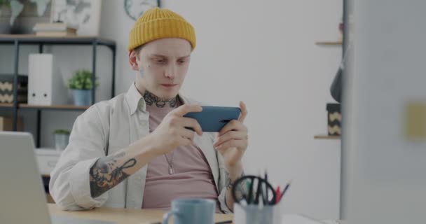 Känslomässig Kontorsarbetare Informella Kläder Spelar Spel Med Smartphone Koppla Arbetsrasten — Stockvideo