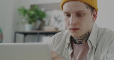 Bilgisayarla çalışan düşünceli bir gencin portresi ofisteki ekranlara bakıyor. Ticari faaliyet ve modern teknoloji kavramı.