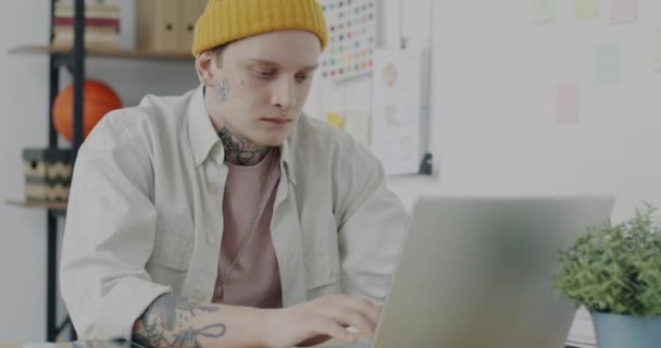 Porträtt Ung Man Klädd Informella Kläder Arbetar Med Laptop Sedan — Stockvideo