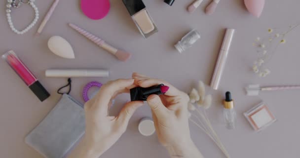 Bovenaanzicht Van Vrouwelijke Hand Houden Lippenstift Van Toepassing Huid Controleren — Stockvideo