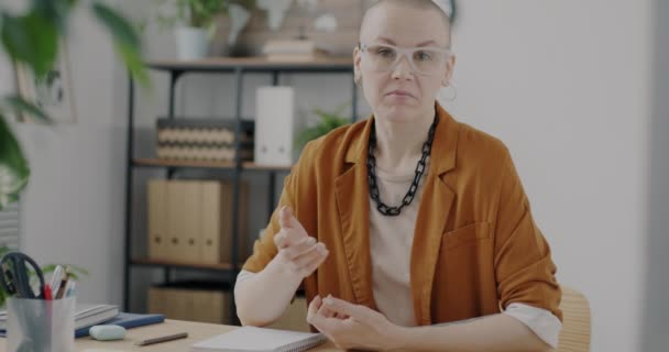 Portrét Kreativní Podnikatelky Jak Mluví Videohovor Dívá Kameru Kanceláři Mladá — Stock video