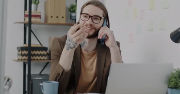 Modern Ung Man Gör Mobilsamtal Rökning Elektronisk Cigarett Och Dricka — Stockvideo