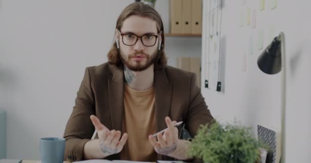 Porträtt Självsäker Ung Man Talar Och Gester Gör Online Videosamtal — Stockvideo