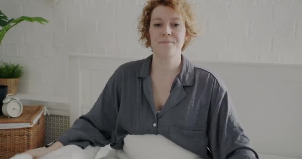 Portret Wkurzonej Młodej Kobiety Piżamie Zasłaniającej Uszy Poduszkami Cierpiącej Hałas — Wideo stockowe