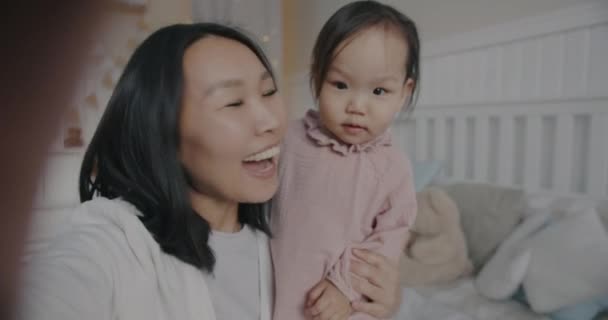 Retrato Familia Feliz Madre Hija Haciendo Videollamada Línea Hablando Mirando — Vídeos de Stock