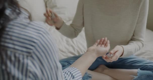 Gelukkig Jonge Vrouwen Ruiken Nieuwe Parfum Praten Genieten Van Luxe — Stockvideo