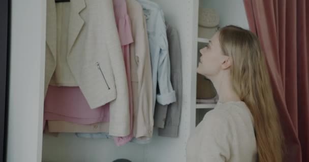 Młoda Kobieta Wybiera Modne Ubrania Szafie Patrząc Kolekcję Odzieży Domu — Wideo stockowe