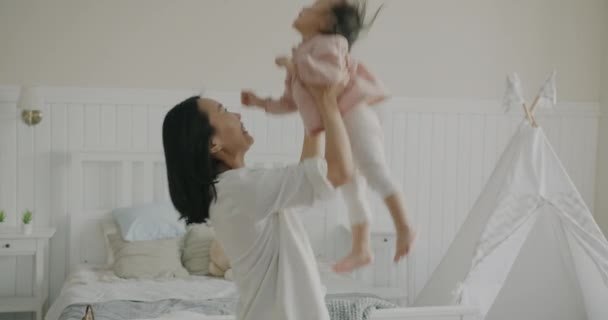 Movimiento Lento Madre Cariñosa Jugando Con Niño Lanzando Atrapando Bebé — Vídeos de Stock