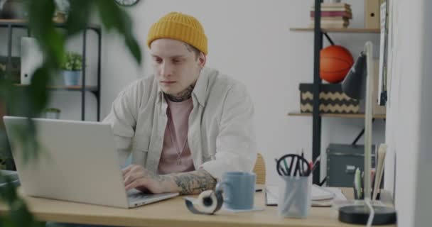 Портрет Уставшего Бизнесмена Работающего Ноутбуком Затем Вытягивающего Руки Сидящего Столом — стоковое видео