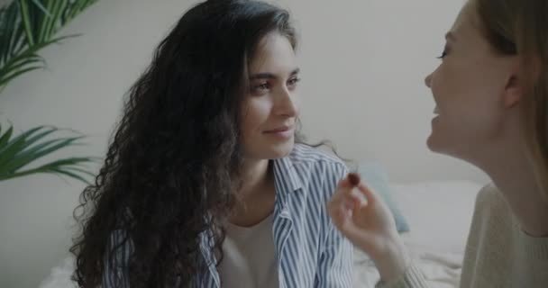 Menina Alegre Ajudando Amigo Com Maquiagem Aplicando Fundação Conversando Pendurado — Vídeo de Stock