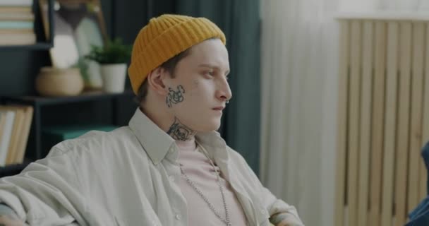 Gondtalan Diák Piercinggel Tetoválással Divatos Ruhában Néz Chipset Eszik Otthon — Stock videók