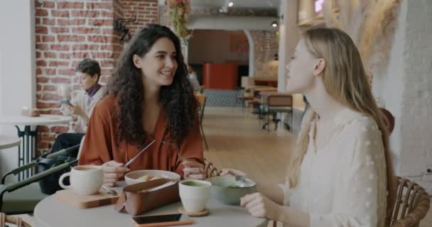 Jovens Amigas Despreocupadas Comendo Deliciosa Refeição Conversando Rindo Divertindo Café — Vídeo de Stock