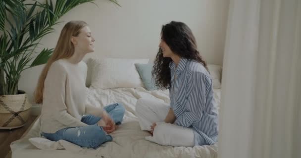 Meninas Alegres Conversando Abraçando Desfrutar Amizade Sentado Cama Quarto Casa — Vídeo de Stock