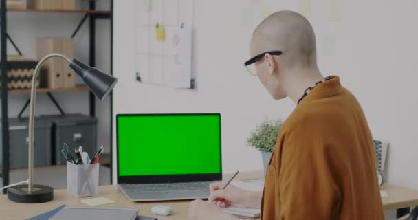 Κίνητρο Επιχειρηματίας Γράφει Κοιτάζοντας Πράσινο Chroma Οθόνη Κλειδί Laptop Στο — Αρχείο Βίντεο