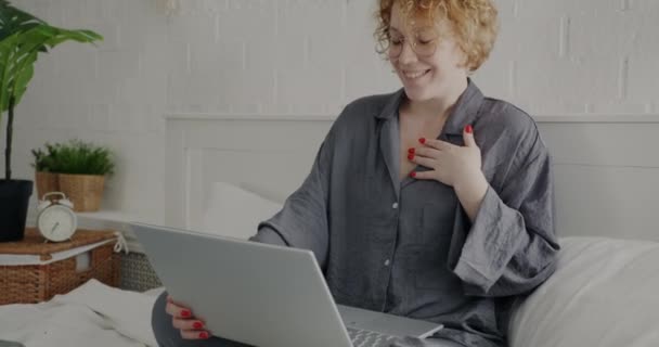 Güzel Genç Bir Kadın Dizüstü Bilgisayarla Video Görüşmesi Yapıyor Evde — Stok video