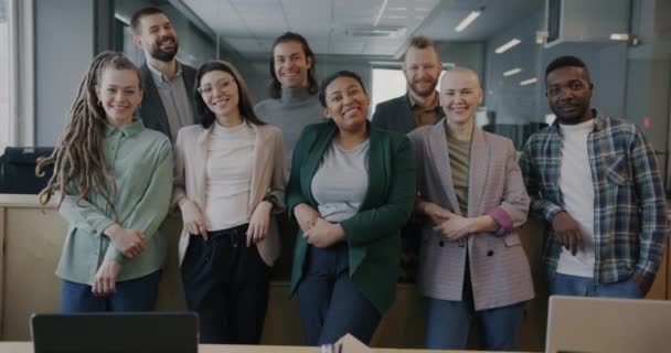 Різні Групи Людей Колеги Стояли Офісі Посміхаючись Дивлячись Камеру Бізнес — стокове відео