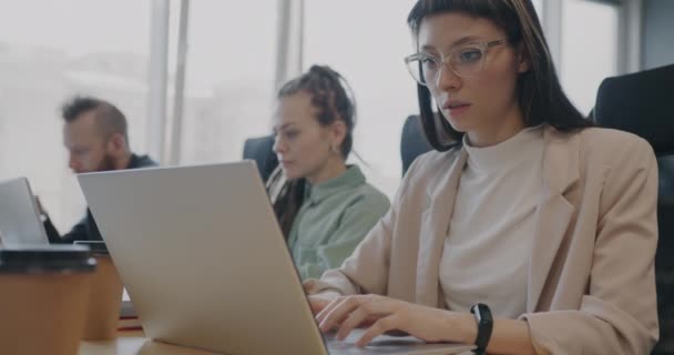 아름다운 아가씨가 컴퓨터 타이핑 사용하여 사무실에서 동료들 일하는 커피를 마시고 — 비디오