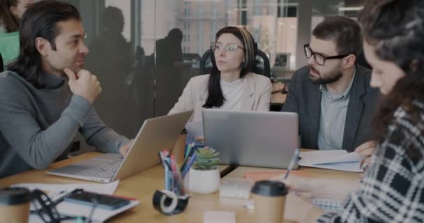 사업가들은 사무실에서 회의중에 책상에 앉아서 이야기를 나누고 의대화 브레인스토밍 — 비디오