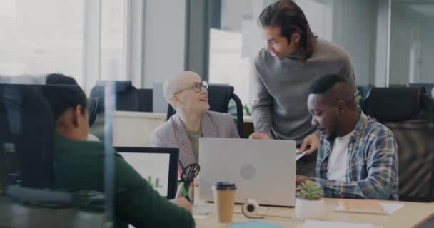 Multinacionális Csapat Férfiak Nők Beszélnek Nevetnek Laptopképernyőn Coworking Térben Együttműködés — Stock videók