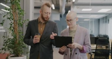 Erkek ve kadın meslektaşlar birlikte çalışma alanında iş belgelerini tartışıyorlar. Şirket iletişimi ve iş kavramı.