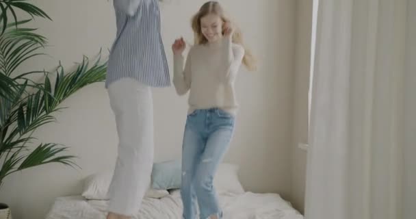 Slow Motion Glada Unga Damer Vänner Hoppar Sängen Dans Kul — Stockvideo