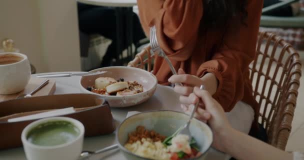 Närbild Kvinnliga Händer Äter Välsmakande Frukost Vid Bordet Caféet Medan — Stockvideo