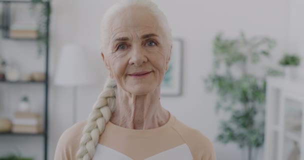 Örgü Örmüş Gülümseyen Modern Dairede Kameraya Bakan Yaşlı Bir Kadının — Stok video