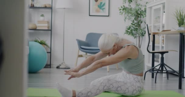 Slow Motion Porträtt Flexibel Senior Kvinna Gör Yoga Stretching Kropp — Stockvideo
