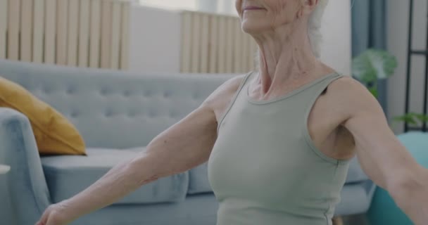 Gri Saçlı Evde Maneviyat Ahenk Üzerine Meditasyon Yapan Emekli Bir — Stok video