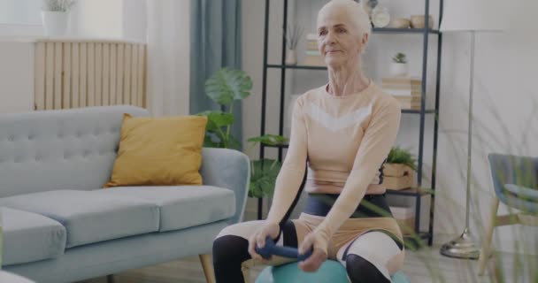 Spor Elbiseli Yaşlı Bir Bayanın Evde Dambıllarıyla Egzersiz Yapması Yaşlılar — Stok video