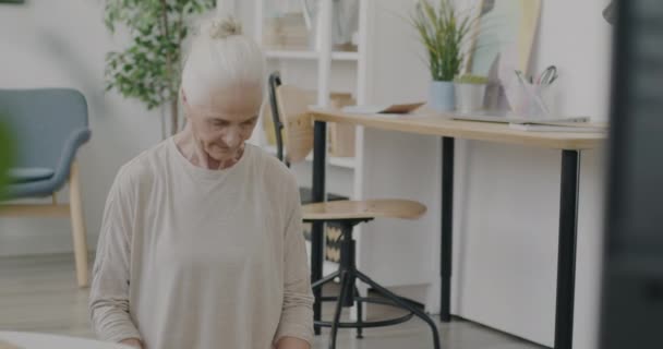 Αργή Κίνηση Της Ηλικιωμένης Γυναίκας Κάνει Σπορ Φροντίζοντας Λαιμό Της — Αρχείο Βίντεο