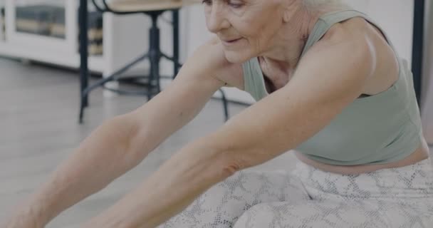 Evde Yoga Minderinin Üzerinde Vücut Egzersizi Yapan Yaşlı Bir Kadının — Stok video