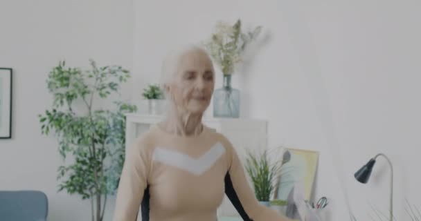 Spor Elbiseli Yaşlı Bir Kadının Eğik Portresi Dairenin Içinde Atlarken — Stok video