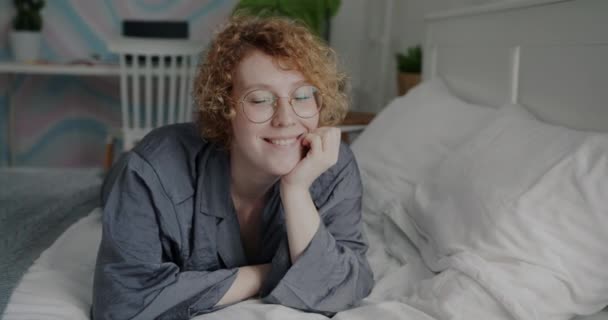 Retrato Una Hermosa Joven Con Pijamas Acostada Cama Sonriendo Dormitorio — Vídeo de stock
