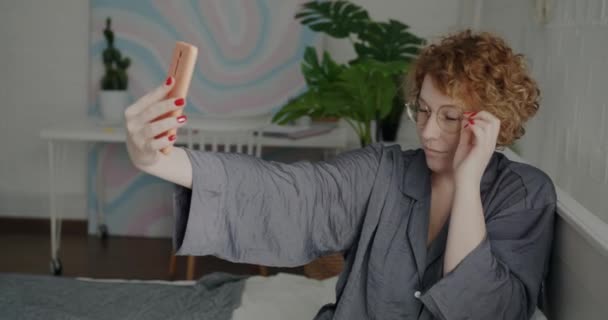 Moda Gözlük Pijama Takan Neşeli Bayan Akıllı Telefon Kamerası Için — Stok video