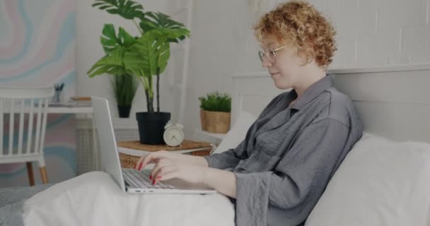 Retrato Una Joven Pijama Usando Computadora Escribiendo Cama Apartamento Empleado — Vídeo de stock