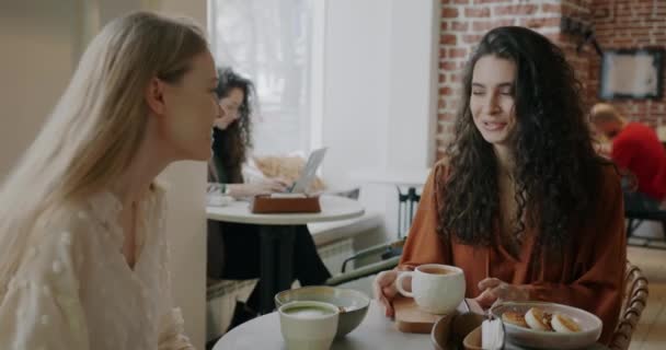 Belas Jovens Amigas Conversando Rindo Sentadas Mesa Café Desfrutando Tempo — Vídeo de Stock