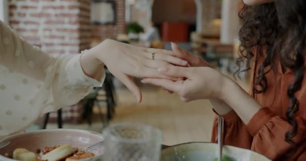 Zbliżenie Kobiecej Ręki Pierścionkiem Zaręczynowym Pokazującym Biżuterię Przyjacielowi Kawiarni Podczas — Wideo stockowe