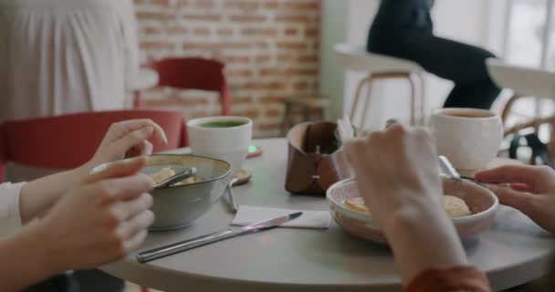 Close Mãos Mulheres Comendo Refeição Saborosa Café Desfrutando Comida Deliciosa — Vídeo de Stock