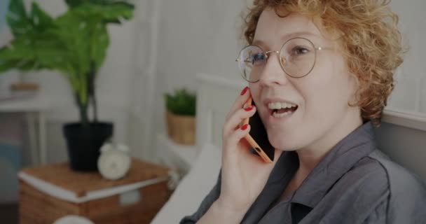 Cep Telefonuyla Konuşan Evde Yatakta Gülümseyen Duygusal Genç Bir Kadının — Stok video