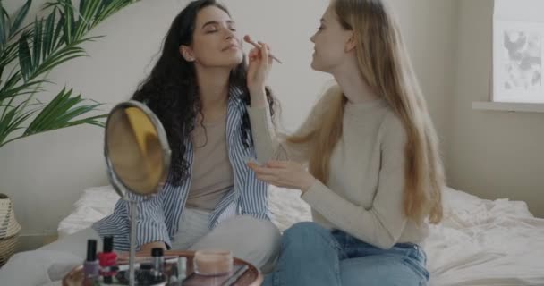 Hübsche Mädchen Die Sich Schminken Plaudern Und Den Spiegel Schauen — Stockvideo