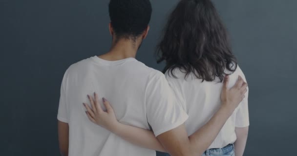 男と女が一緒に立って 灰色の背景に愛とケアを表現抱擁のバックビュー 人間関係と人々の概念 — ストック動画