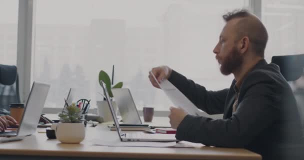 Empresário Compartilhando Documento Com Colega Usando Laptop Digitando Trabalhando Escritório — Vídeo de Stock