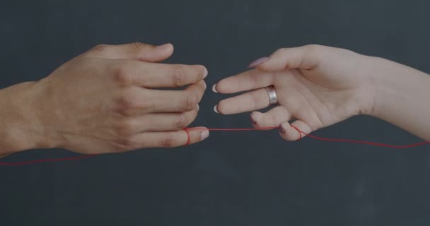 Zbliżenie Dłoni Mężczyzna Kobieta Połączeni Czerwoną Nitką Dotykający Następnie Poruszający — Wideo stockowe