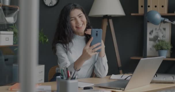Ofiste Yerinde Eğlenirken Akıllı Telefon Kamerasıyla Selfie Çeken Oyuncu Genç — Stok video