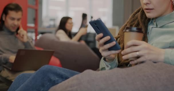 Schöne Junge Dame Mit Dreadlocks Smartphone Und Kaffeetrinken Sitzsack Coworking — Stockvideo
