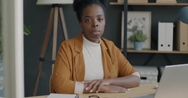 Αργή Κίνηση Πορτρέτο Της Σοβαρής Αφροαμερικανός Επιχειρηματίας Κάθεται Στο Γραφείο — Αρχείο Βίντεο
