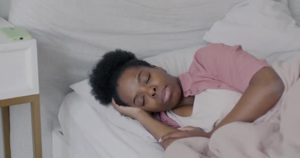 身着睡衣 安详的年轻女子躺在床上 在家中休息的画像 家庭生活方式和放松概念 — 图库视频影像