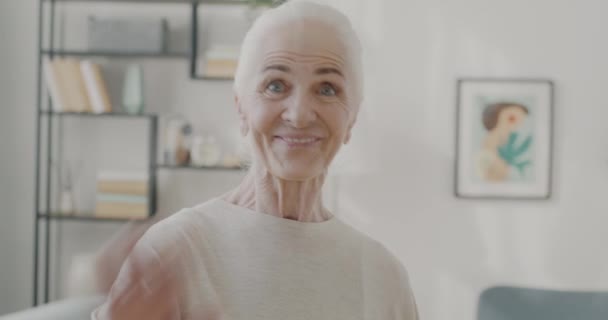 Zpomalený Portrét Radostné Starší Dámy Usmívající Mávající Rukou Bytě Non — Stock video